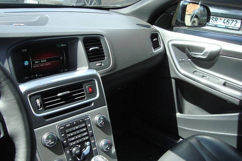 Volvo V60 (2013) PLUG-IN-HYBRID,2.4D6,AWD,158kW - fotka 63 z 78