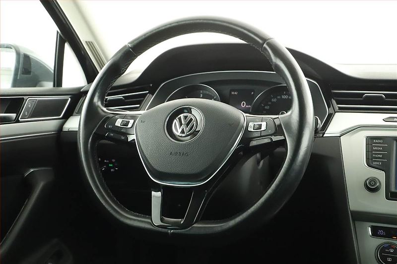 Volkswagen Passat (2016) 2.0 TDI, Automat, Serv.kniha - fotka 8 z 14
