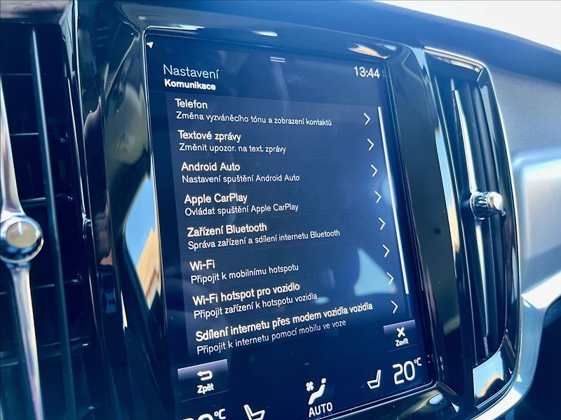 Volvo V90 2,0 T4 Drive-E R-Design Auto - fotka 35 z 48