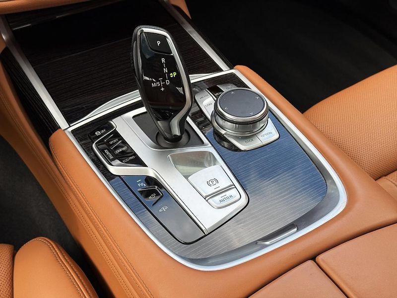 BMW Řada 7 730d xDrive Limousine - fotka 12 z 21