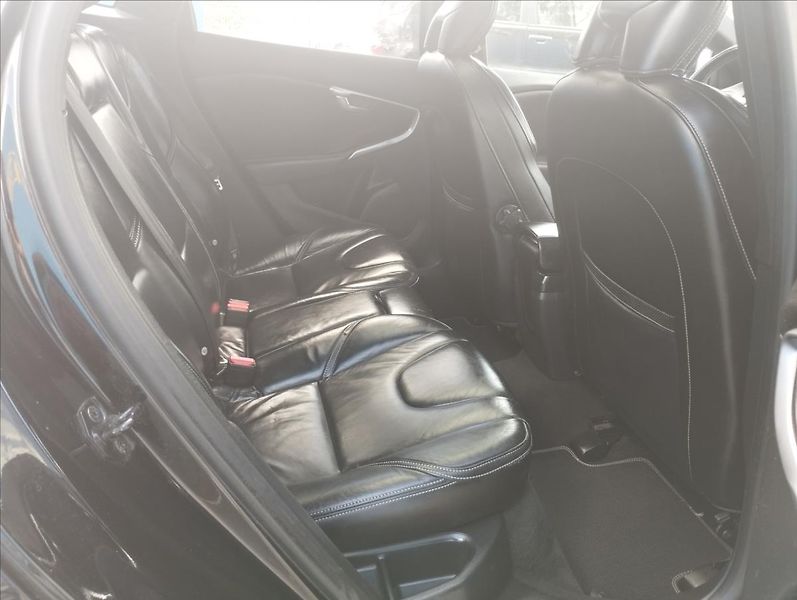 Volvo V40 2,0 D3 110KW R-DESING, PANORAM - fotka 9 z 15
