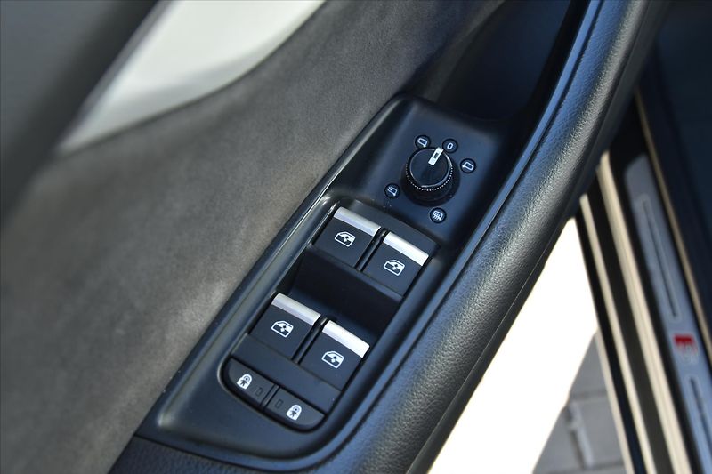 Audi Q8 50 TDI QUATTRO S-LINE ČR - fotka 28 z 35