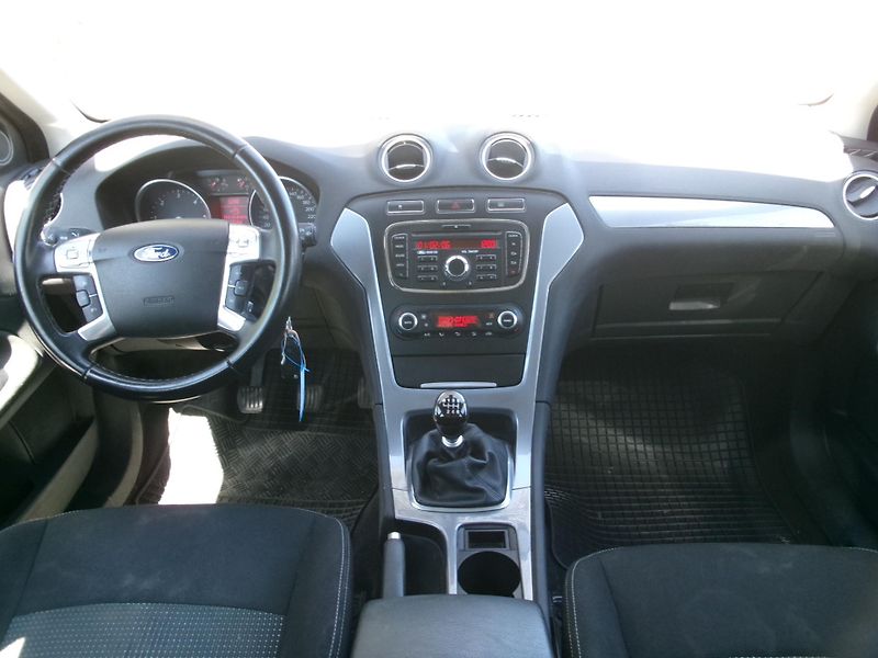 Ford Mondeo (2012) 2.0 TDCi AC TEMP ZADÁNO - fotka 17 z 23