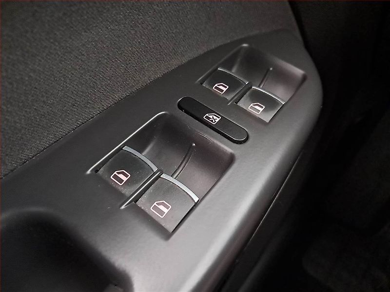 Volkswagen Touran (2014) 1.6 TDI, Serv.kniha, Xenony - fotka 16 z 18