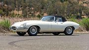 Jaguar E-Type Roadster z roku 1967. Když měl Elon Musk 17 let, dostal jako dárek knihu o klasických kabrioletech a roadsterech, v níž si ihned zamiloval tvary první generace E-Typu. Zapřísáhl se tedy, že až bude moci, toto auto si jednou koupí.