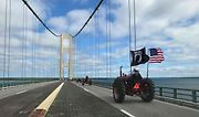 Traktory během spanilé jízdy přes most Mackinac v americkém Michiganu.