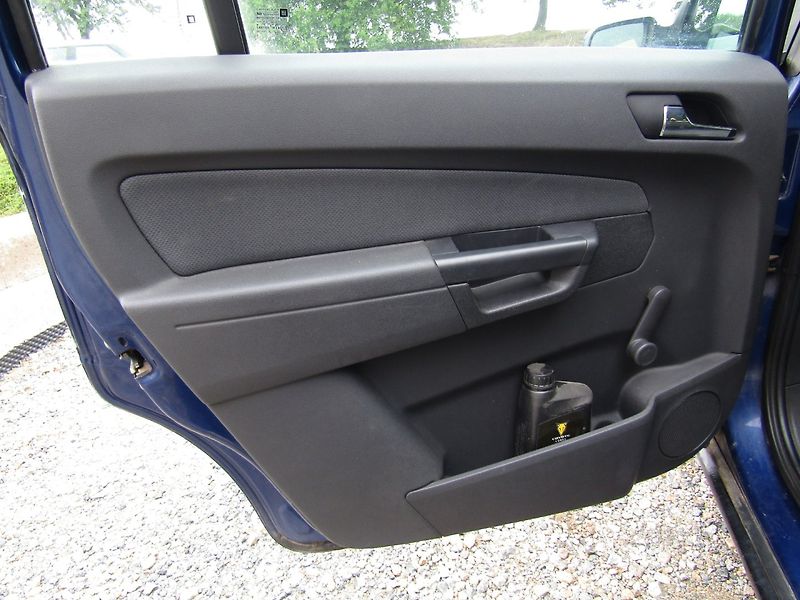 Opel Zafira (2005) 1.6 16V  7 MÍST - fotka 20 z 35