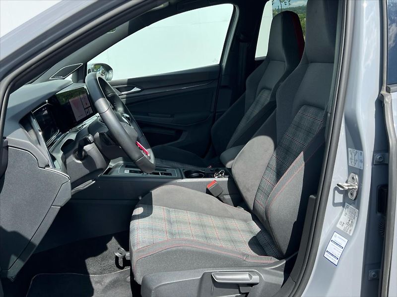 Volkswagen Golf 2,0 TSi 180kW 7DSG  REZERVACE - fotka 11 z 28