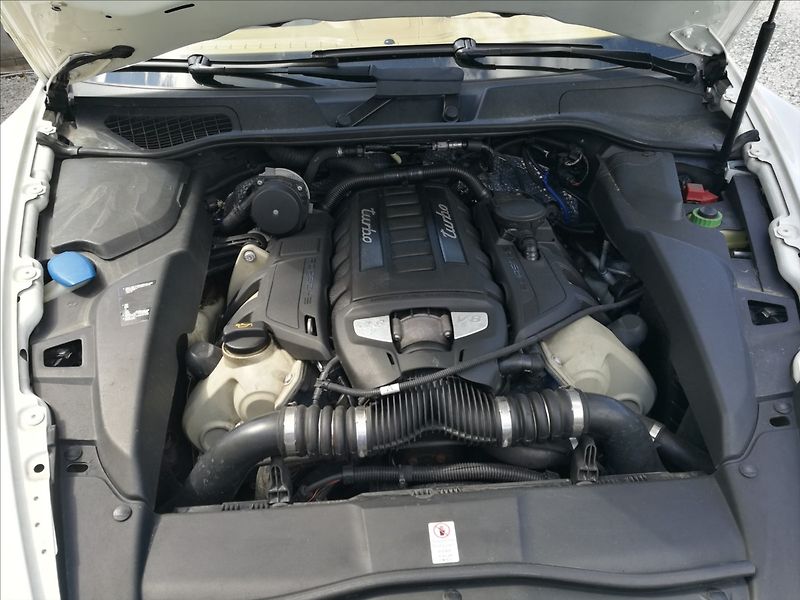 Porsche Cayenne 4,8 i V8 Turbo - fotka 28 z 32