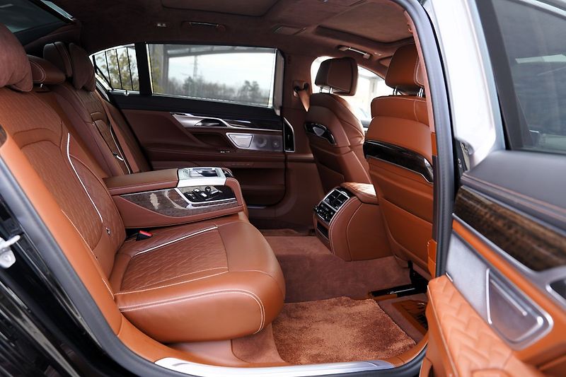 BMW Ostatní M760Li xDrive/6.6i/V12/590PS - fotka 28 z 47
