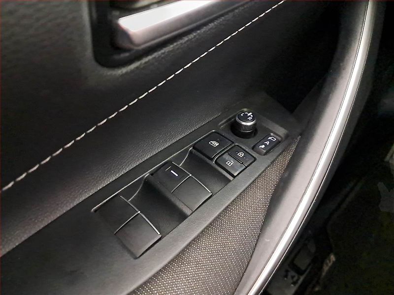 Toyota Corolla (2025) 1.8 Hybrid - fotka 17 z 18