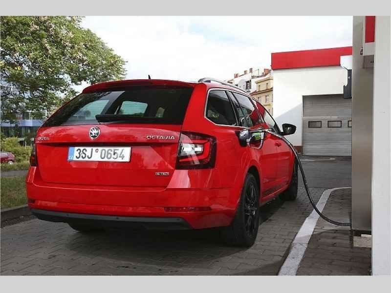 Verze Touring Sport zas přidává stylové doplňky, například 17“ kola z lehkých slitin.