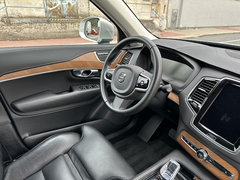 Volvo XC90 T8 plug-in hybrid Recharge - fotka 22 z 32