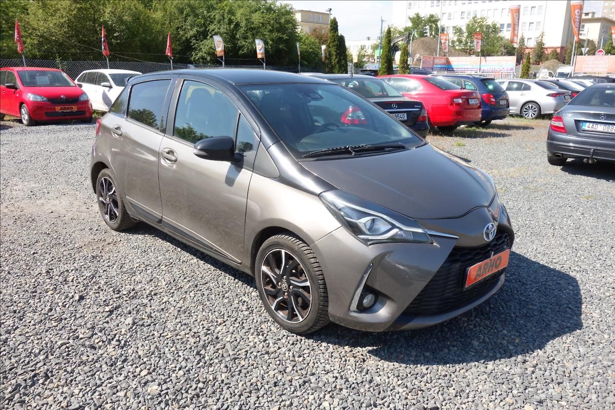 Toyota Yaris 1,5 i, ČR, HYBRID, REZERVACE.