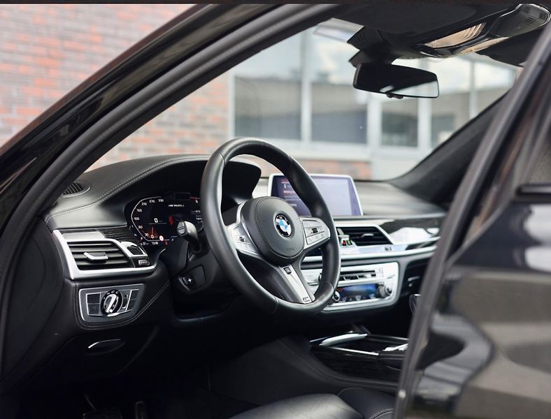 BMW Řada 7 (2019) M760Li xDrive - fotka 30 z 47