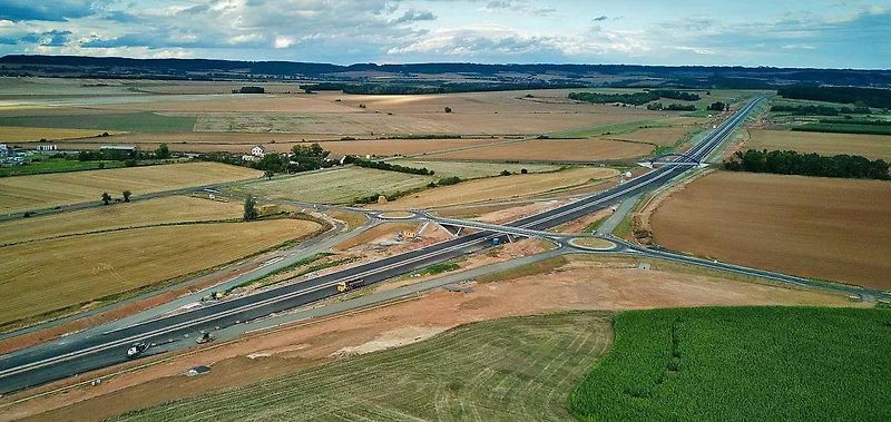 Některé části dálnice D6 u Hořesedel jsou téměř hotové.