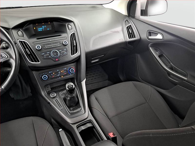 Ford Focus (2018) 1.6 i, Vyhř. sedaček - fotka 8 z 17