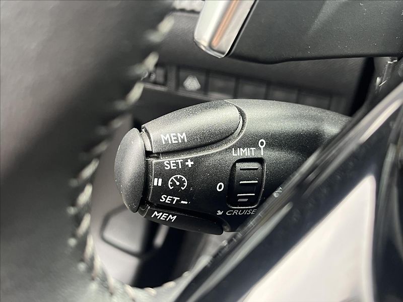Peugeot 2008 1,2 PT  Allure EAT8 zár 6/28 - fotka 15 z 24