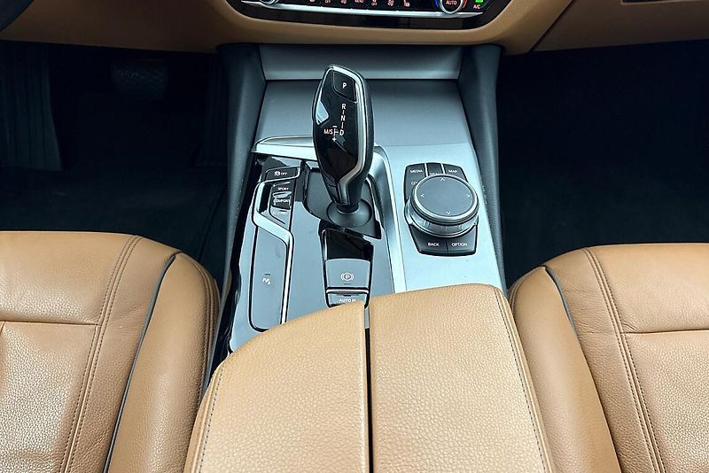 BMW Řada 5 530d xDrive - fotka 10 z 15