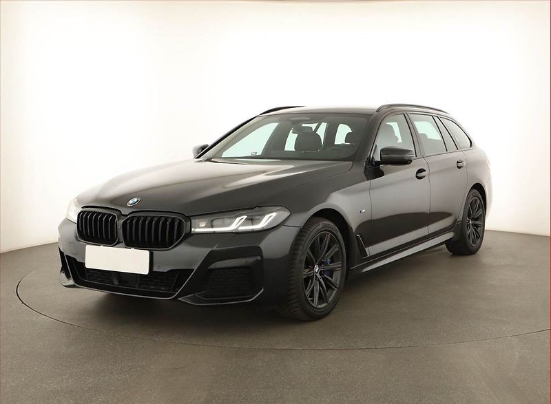 BMW Řada 5 (2020) M Sport 530d xDrive - fotka 2 z 19