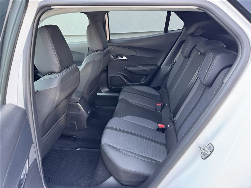 Peugeot 2008 1,2 i ALLURE DPH 1.maj původČR - fotka 20 z 50
