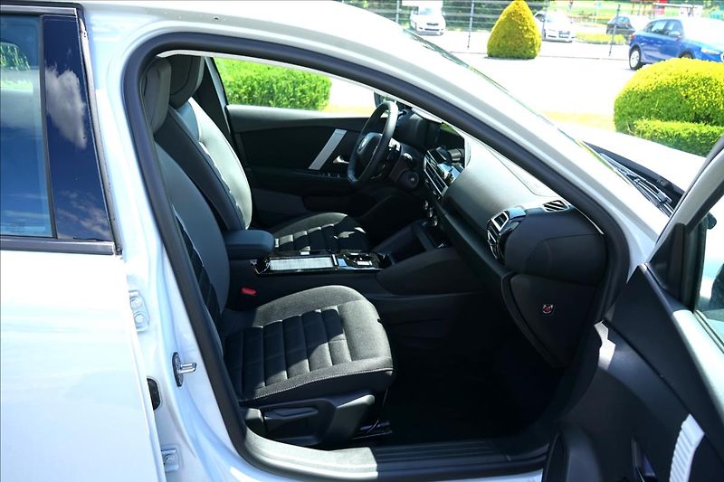 Citroën C4 (2026) 1,2 Hybrid 145k Automatic PLUS - fotka 10 z 21