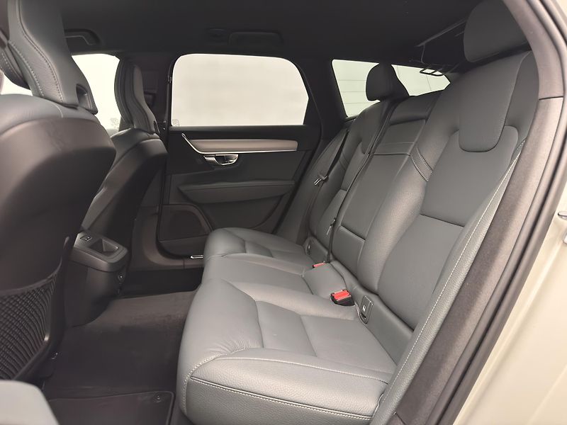 Volvo V90 B4 MOMENTUM AUT - fotka 22 z 45