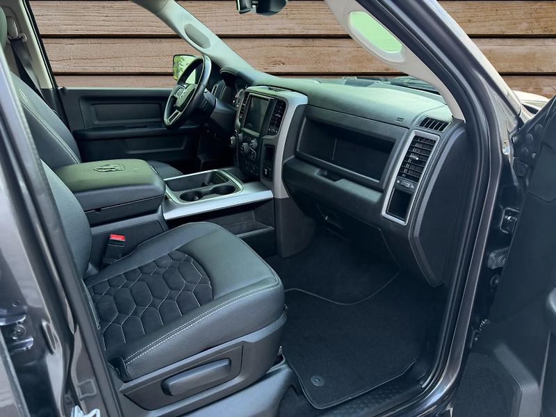 Dodge RAM (2022) +HEMI+CLASSIC+OFFROAD PAKET+ - fotka 9 z 19