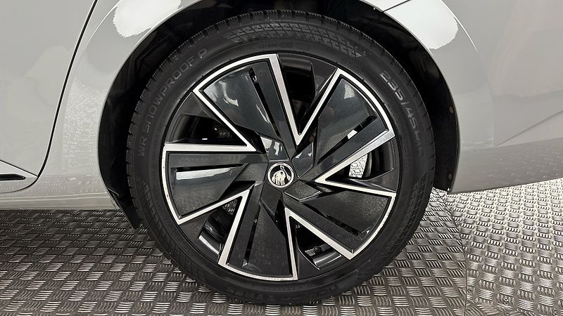 Škoda Superb 1.5 TSI Sportline Combi - fotka 19 z 30