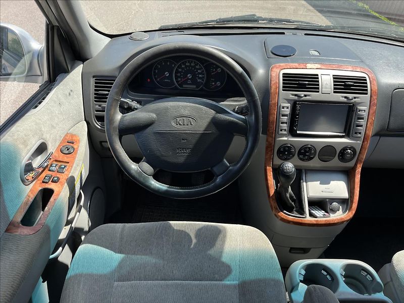 Kia Carnival 2,9 CRDi 6.MÍST STK 5/2028 - fotka 16 z 31