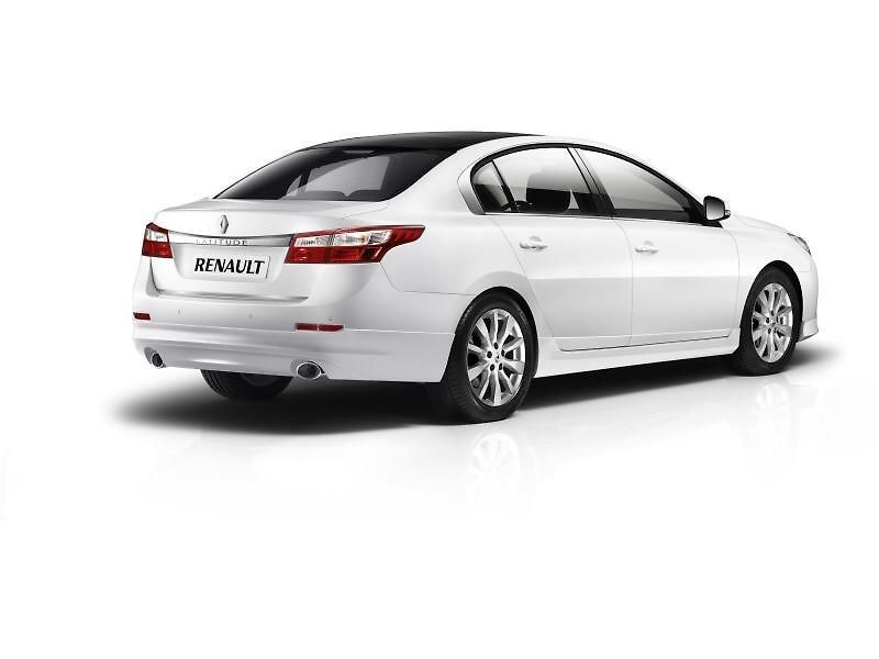 Renault Latitude je vlastně Samsung SM5, jen s jiným logem a drobnými změnami.