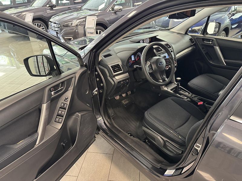 Subaru Forester 2.0D Comfort, 6MT, CZ, 1. maj. - fotka 12 z 47