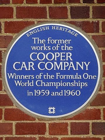 V roce 2018 byla na dům v Surbitonu díky organizaci English Heritage umístěna pamětní deska připomínající společnost Cooper Car Company., zdroj: Wikimedia Commons, Spudgun67, CC BY-SA 4.0