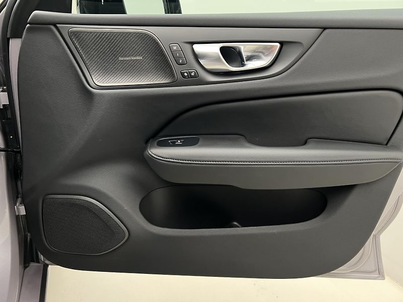 Volvo V60 B4 DARK PLUS 1. maj. - fotka 41 z 41
