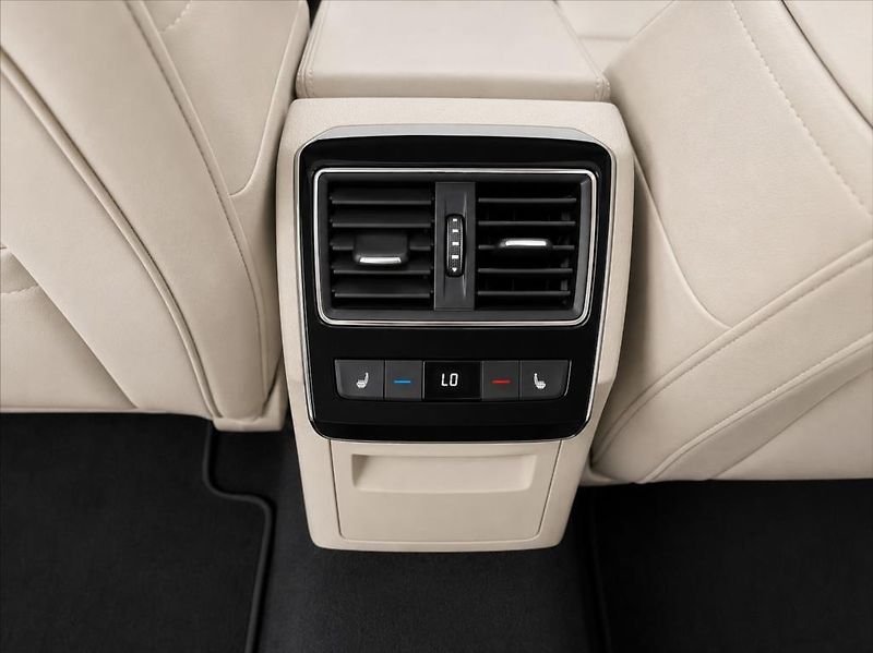 Škoda Superb 2,0 TSi L&K 4x4 DSG 272PS LED - fotka 14 z 14