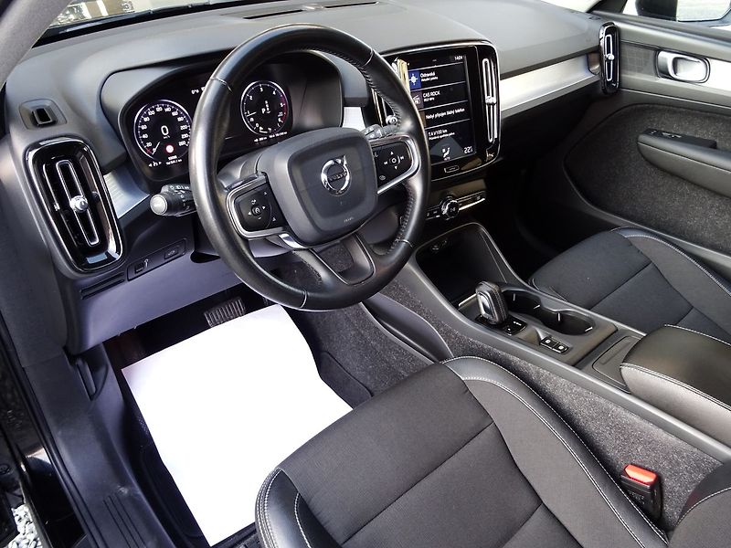 Volvo XC40 D3 A/T Virtual CarPlay Kamera - fotka 21 z 36