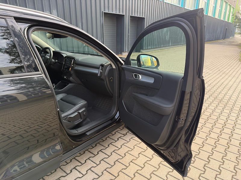 Volvo XC40 2,0 D D4 AWD Momentum - fotka 20 z 33