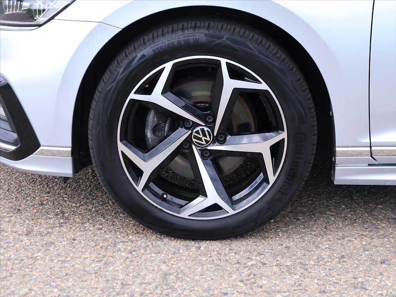 Volkswagen Passat 2,0 TDI DSG R-LINE Matrix - fotka 4 z 32