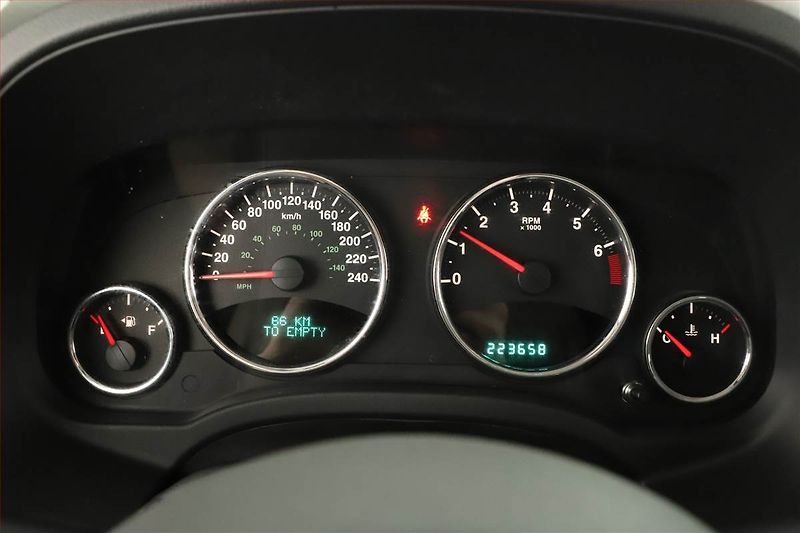 Jeep Compass (2012) 2.0, Tempomat, Vyhř. sedaček - fotka 9 z 14