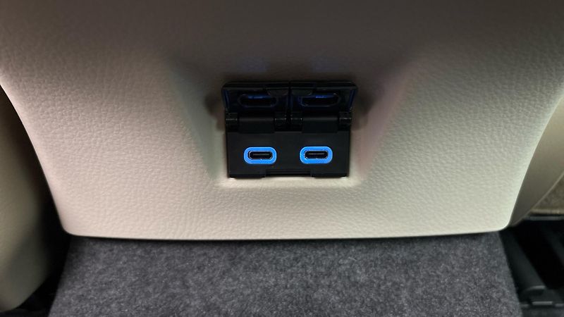 Toyota Camry 2.5 Hybrid AUT Executive - fotka 23 z 29