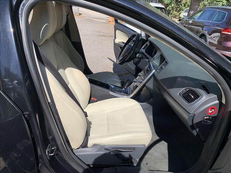 Volvo V60 2,4 D - fotka 12 z 16