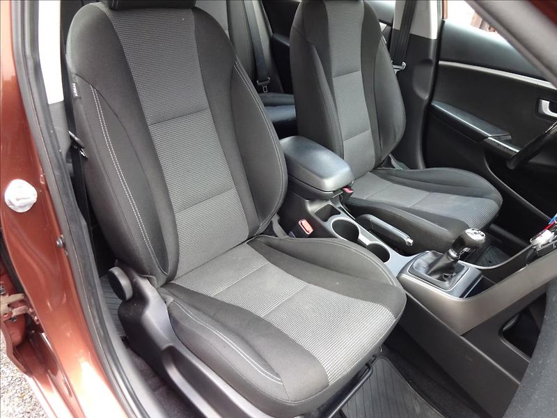 Hyundai i30 1,6i 88kW - fotka 27 z 48
