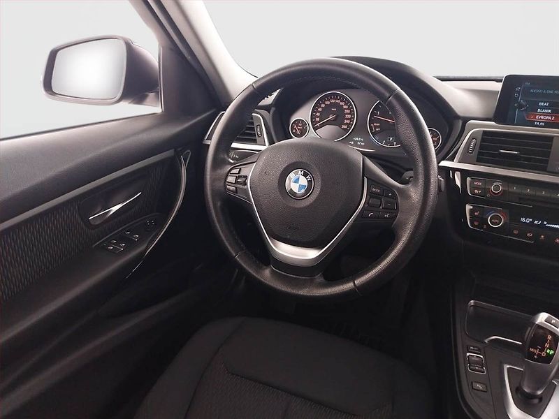 BMW Řada 3 (2016) 330 d xDrive, 4X4, Automat - fotka 7 z 28