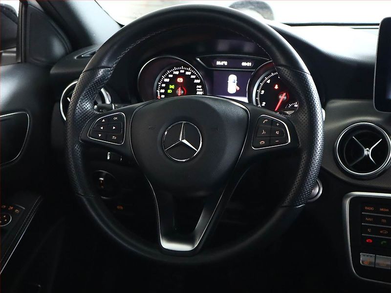 Mercedes-Benz GLA (2018) AMG line 220 4MATIC, 4X4 - fotka 14 z 22