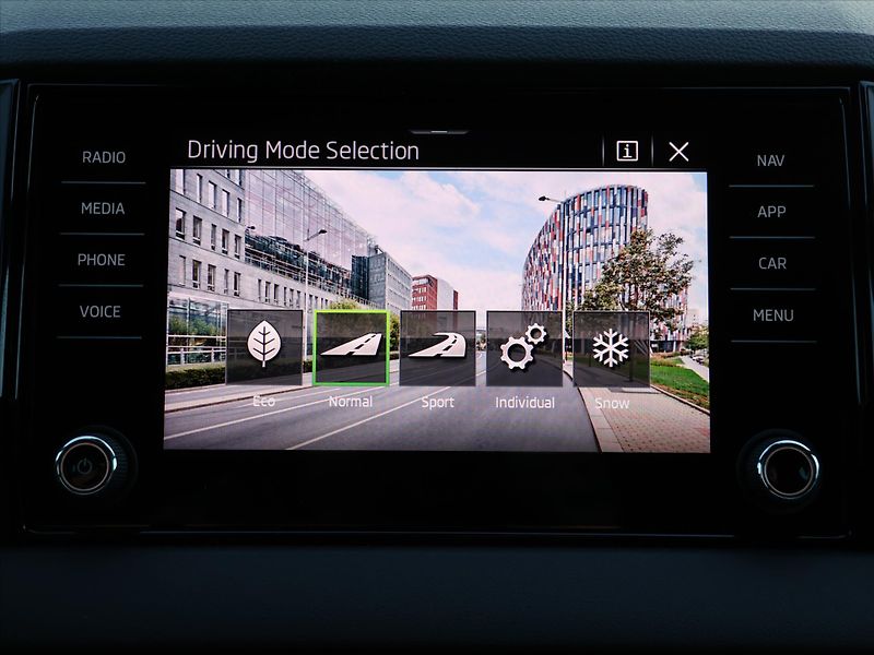 Škoda Karoq 2,0 TDI 4x4 DSG Sportline DPH - fotka 29 z 42