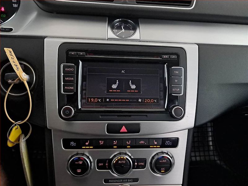 Volkswagen Passat (2014) 2.0 TDI, Automat, Xenony - fotka 12 z 17