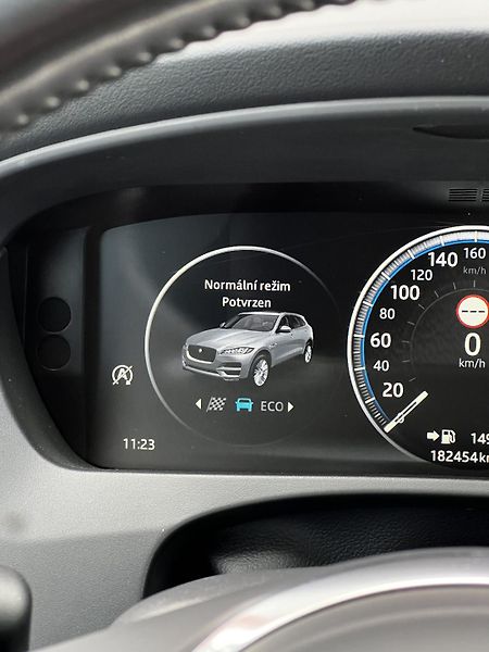 Jaguar F-Pace 25D AWD 177kW R-Sport DPH TZ - fotka 12 z 29