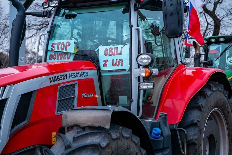Demonstrace zemědělců před ministerstvem zemědělství a blokáda pražské magistrály. Na snímku je traktor John Deere 7730.