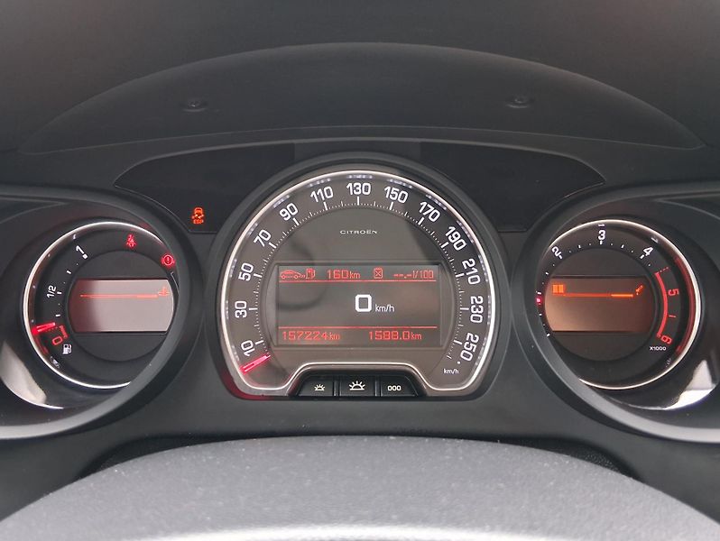 Citroën C5 EXCLUSIVE 2.0 HDi 120 kW - fotka 12 z 25