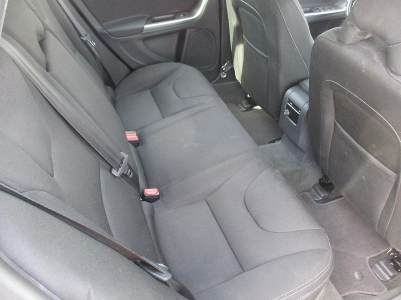 Volvo V60 (2015) combi D4 1,6 TD - fotka 8 z 11